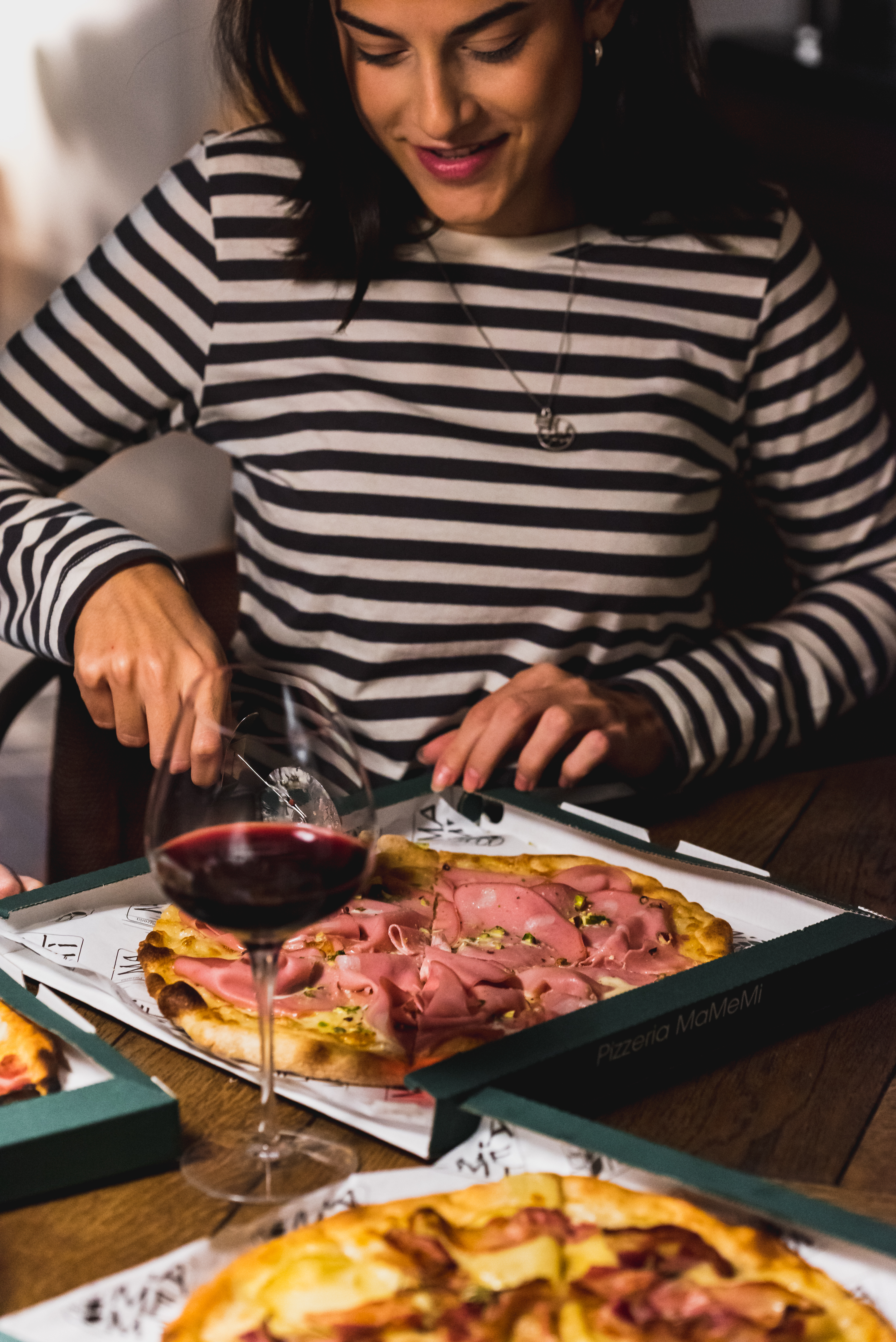 How do Italians eat their pizza